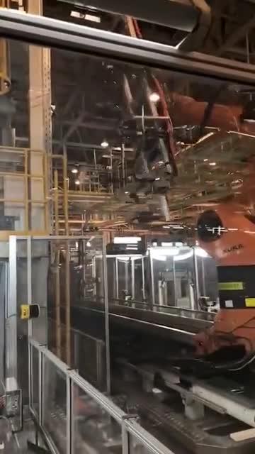 五百万投资，一个工人运转 自动化设备如何重塑现代工厂